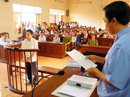 Hiệu trưởng cứa cổ đồng nghiệp - 1