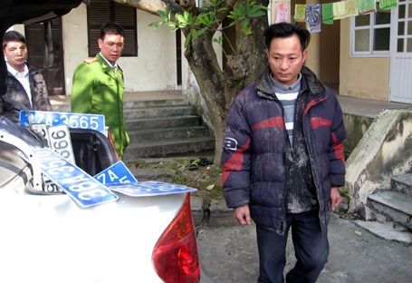 Phóng 140km/h truy đuổi xe biển xanh chở tê tê lậu - 3