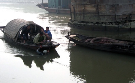 “Người nhái” trục vớt tàu chìm dưới sông Đuống - 1 “Người nhái” trục vớt tàu chìm dưới sông Đuống - 1