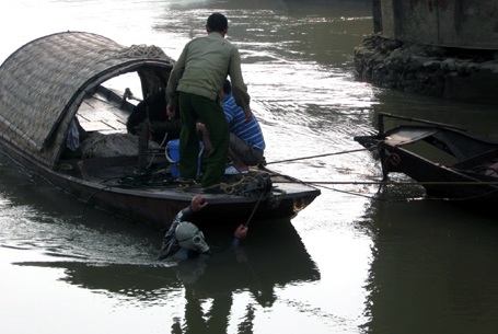 “Người nhái” trục vớt tàu chìm dưới sông Đuống - 2 “Người nhái” trục vớt tàu chìm dưới sông Đuống - 2