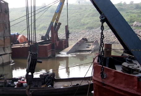 “Người nhái” trục vớt tàu chìm dưới sông Đuống - 3 “Người nhái” trục vớt tàu chìm dưới sông Đuống - 3