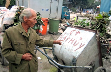 Hà Nội: Phát hiện xác thai nhi vứt trong thùng rác - 1