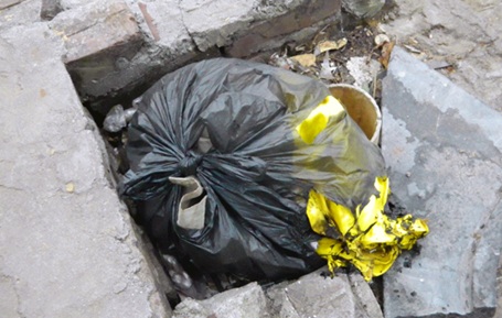 Hà Nội: Phát hiện xác thai nhi vứt trong thùng rác - 2