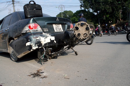 Xế hộp “náo loạn” trước cửa Bưu điện Hà Đông - 2 Xế hộp “náo loạn” trước cửa Bưu điện Hà Đông - 2