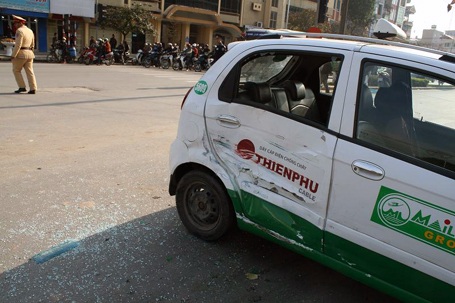 Xế hộp “náo loạn” trước cửa Bưu điện Hà Đông - 3 Xế hộp “náo loạn” trước cửa Bưu điện Hà Đông - 3