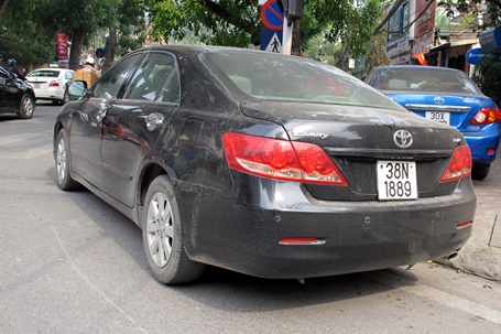 Hà Nội: Xe Camry “quậy” trên đường, tông trực diện CSGT - 2 Hà Nội: Xe Camry “quậy” trên đường, tông trực diện CSGT - 2