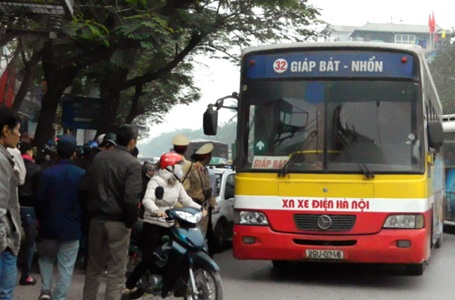Hà Nội: “Thót tim” vụ xe buýt chèn taxi trên phố - 1 Hà Nội: “Thót tim” vụ xe buýt chèn taxi trên phố - 1