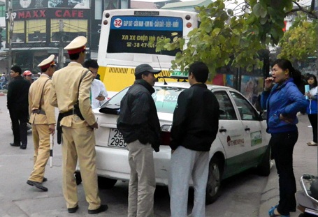 Hà Nội: “Thót tim” vụ xe buýt chèn taxi trên phố - 2 Hà Nội: “Thót tim” vụ xe buýt chèn taxi trên phố - 2