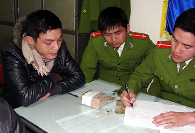 Hà Nội: Bắt đối tượng vận chuyển vàng lậu ở bến xe Nước ngầm - 1 Hà Nội: Bắt đối tượng vận chuyển vàng lậu ở bến xe Nước ngầm - 1