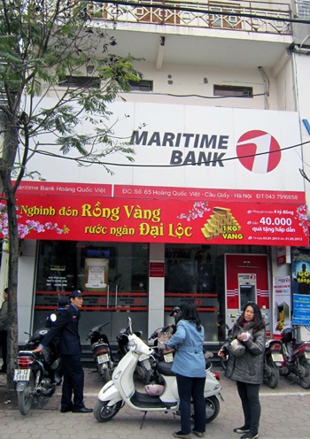 Hà Nội: Táo tợn ôm mìn giả xông vào cướp ngân hàng - 1 Hà Nội: Táo tợn ôm mìn giả xông vào cướp ngân hàng - 1