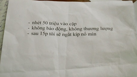 Hà Nội: Táo tợn ôm mìn giả xông vào cướp ngân hàng - 4 Hà Nội: Táo tợn ôm mìn giả xông vào cướp ngân hàng - 4