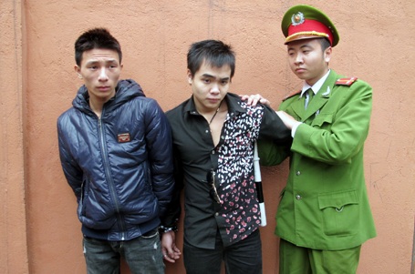 Dùi cui điện “ngụy trang” bằng vỏ bọc điện thoại di động - 1 Dùi cui điện “ngụy trang” bằng vỏ bọc điện thoại di động - 1