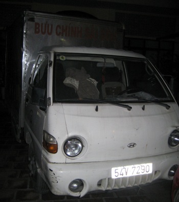 Hà Nội: Xe bưu chính “chở thuê” rượu lậu - 1 Hà Nội: Xe bưu chính “chở thuê” rượu lậu - 1