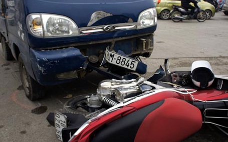 Hà Nội: Vượt đèn đỏ, xe máy đấu đầu ô tô - 2