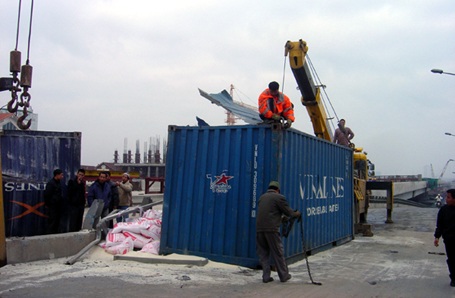 Xe rơ-moóc “lộn cổ” trên cầu Thanh Trì - 1