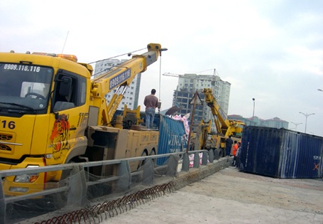 Xe rơ-moóc “lộn cổ” trên cầu Thanh Trì - 2