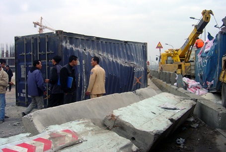 Xe rơ-moóc “lộn cổ” trên cầu Thanh Trì - 3