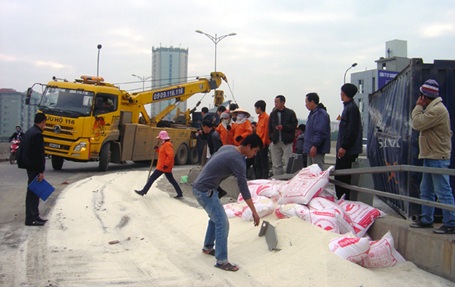 Xe rơ-moóc “lộn cổ” trên cầu Thanh Trì - 4