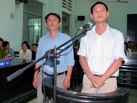 Dùng nhục hình, 2 công an "được" đề nghị án treo - 1 Dùng nhục hình, 2 công an "được" đề nghị án treo - 1