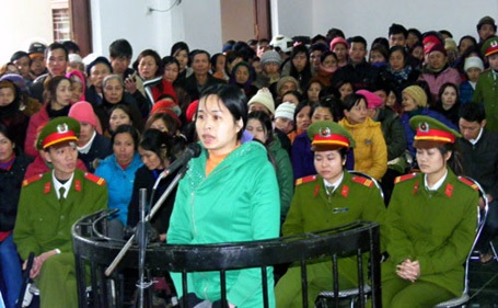 Vợ nguyên Bí thư xã lĩnh án chung thân vì lừa tiền tỷ của dân - 1 Vợ nguyên Bí thư xã lĩnh án chung thân vì lừa tiền tỷ của dân