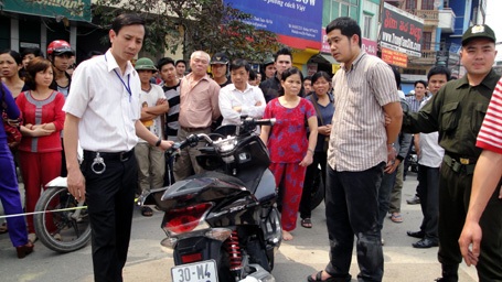 Hà Nội: Cán bộ Ngoại giao tông xe “hạ gục” Trung tá công an - 2 Hà Nội: Cán bộ Ngoại giao tông xe “hạ gục” Trung tá công an