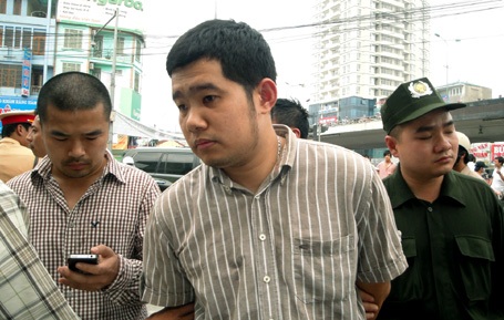 Hà Nội: Cán bộ Ngoại giao tông xe “hạ gục” Trung tá công an - 3 Hà Nội: Cán bộ Ngoại giao tông xe “hạ gục” Trung tá công an