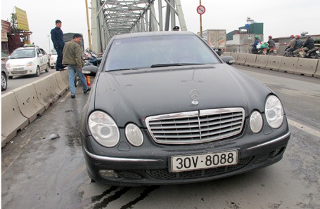 Hà Nội: Xe Mercedes bốc cháy trên cầu Chương Dương - 1 Hà Nội: Xe Mercedes bốc cháy trên cầu Chương Dương - 1