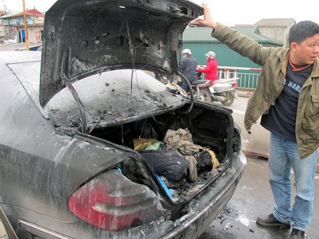 Hà Nội: Xe Mercedes bốc cháy trên cầu Chương Dương - 2 Hà Nội: Xe Mercedes bốc cháy trên cầu Chương Dương - 2