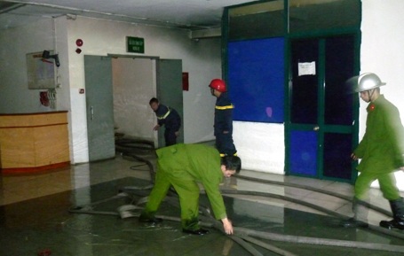 Hà Nội: Náo loạn cháy chung cư 21 tầng - 2 Hà Nội: Náo loạn cháy chung cư 21 tầng - 2