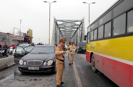 Hà Nội: Xe Mercedes bốc cháy trên cầu Chương Dương - 4 Hà Nội: Xe Mercedes bốc cháy trên cầu Chương Dương - 4