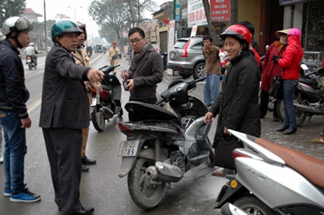 Hà Nội: Xe Air Blade bốc cháy khi đang chạy - 1