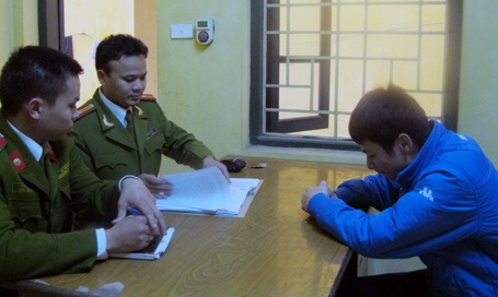 Nam sinh nức nở khai nhận hành vi đâm chết bạn học - 1 Nam sinh nức nở khai nhận hành vi đâm chết bạn học - 1