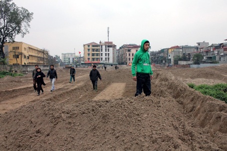 Hà Nội: Hàng trăm ngôi mộ bị vùi lấp trong đêm - 1 Hà Nội: Hàng trăm ngôi mộ bị vùi lấp trong đêm