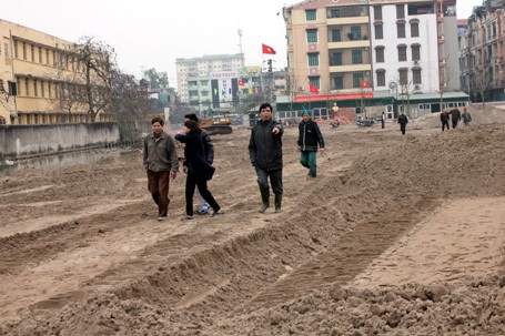 Hà Nội: Hàng trăm ngôi mộ bị vùi lấp trong đêm - 2 Hà Nội: Hàng trăm ngôi mộ bị vùi lấp trong đêm
