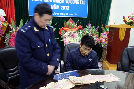 Bắt đối tượng vận chuyển thuê gần 100 triệu đồng tiền giả - 1 Bắt đối tượng vận chuyển thuê gần 100 triệu đồng tiền giả - 1