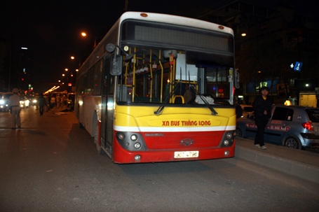 Hà Nội: Đi bộ sang đường, nữ sinh viên bị xe buýt cán chết - 2 Hà Nội: Đi bộ sang đường, nữ sinh viên bị xe buýt cán chết - 2