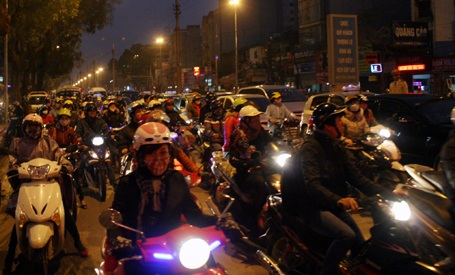 Hà Nội: Đi bộ sang đường, nữ sinh viên bị xe buýt cán chết - 3 Hà Nội: Đi bộ sang đường, nữ sinh viên bị xe buýt cán chết - 3