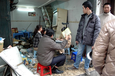 Ô tô lao vào quán phở, một phụ nữ nhập viện - 2