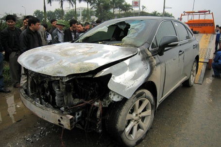 Hà Nội: Xe Lexus bạc tỷ bất ngờ bốc cháy