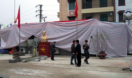 Đơn vị thi công “phủi tay”, người dân lội bùn tìm mộ - 1 Đơn vị thi công “phủi tay”, người dân lội bùn tìm mộ