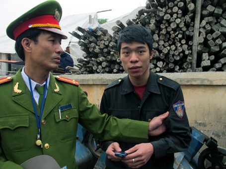 Hà Nội: Giả danh Cảnh sát cơ động để “lòe” Cảnh sát giao thông - 1 Hà Nội: Giả danh Cảnh sát cơ động để “lòe” Cảnh sát giao thông