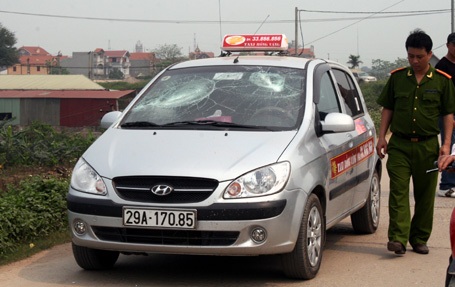 Hà Nội: Lộ diện nhóm côn đồ hỗn chiến trên bờ đê - 1 Hà Nội: Lộ diện nhóm côn đồ hỗn chiến trên bờ đê