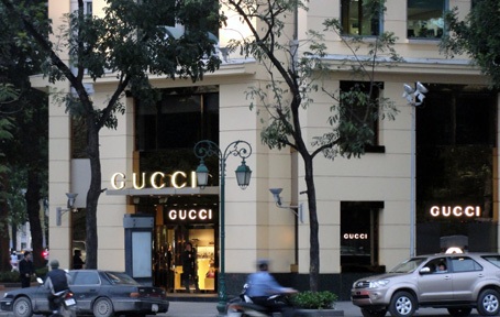 Cửa hàng Gucci bị phạt vì thanh toán bằng ngoại tệ
