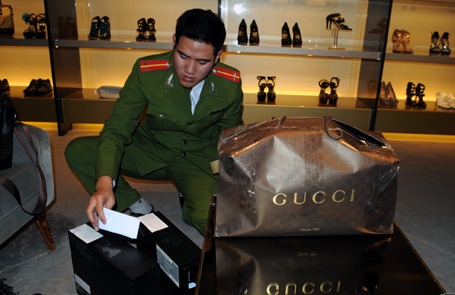 Cửa hàng Gucci bị phạt vì thanh toán bằng ngoại tệ