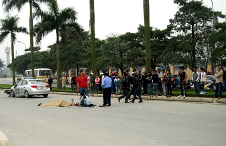 Taxi gây tai nạn trước cổng SVĐ Mỹ Đình, 1 người tử nạn - 1 Taxi gây tai nạn trước cổng SVĐ Mỹ Đình, 1 người tử nạn