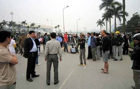 Taxi gây tai nạn trước cổng SVĐ Mỹ Đình, 1 người tử nạn - 2 Taxi gây tai nạn trước cổng SVĐ Mỹ Đình, 1 người tử nạn