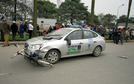 Taxi gây tai nạn trước cổng SVĐ Mỹ Đình, 1 người tử nạn - 3 Taxi gây tai nạn trước cổng SVĐ Mỹ Đình, 1 người tử nạn