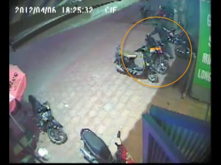 Clip nam thanh niên phá khóa trộm xe tại cửa hàng gốm sứ - 1 Clip nam thanh niên phá khóa trộm xe tại cửa hàng gốm sứ