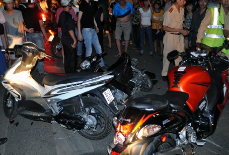 Hà Nội: Xe phân khối lớn bỏ chạy, “hạ gục” 2 xe máy