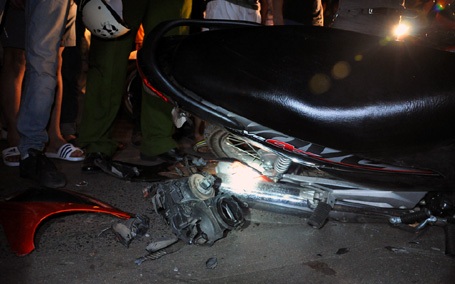 Hà Nội: Xe phân khối lớn bỏ chạy, “hạ gục” 2 xe máy